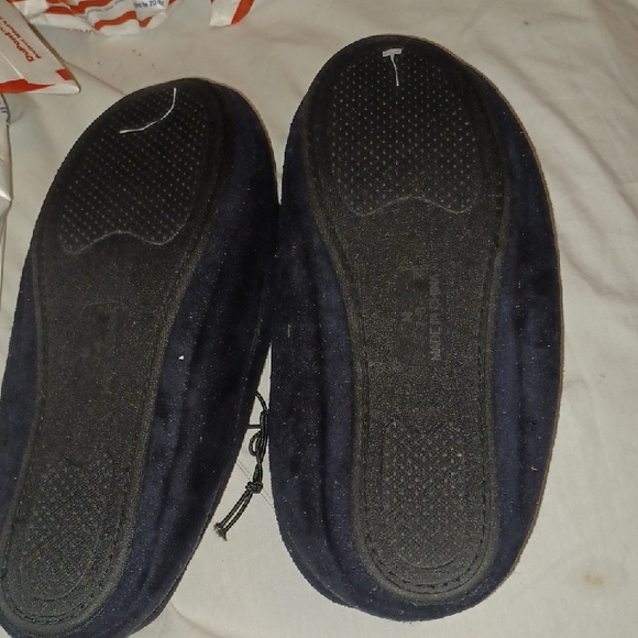 ๐3/$12 Nwt Cozy Black Fleece-Lined Slippers (Xmas Gift) - Picture 2 of 4